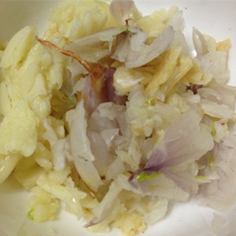 Step 1 Prepare the ingredients for mackerel fish cooked with garlic and chili using turmeric powder