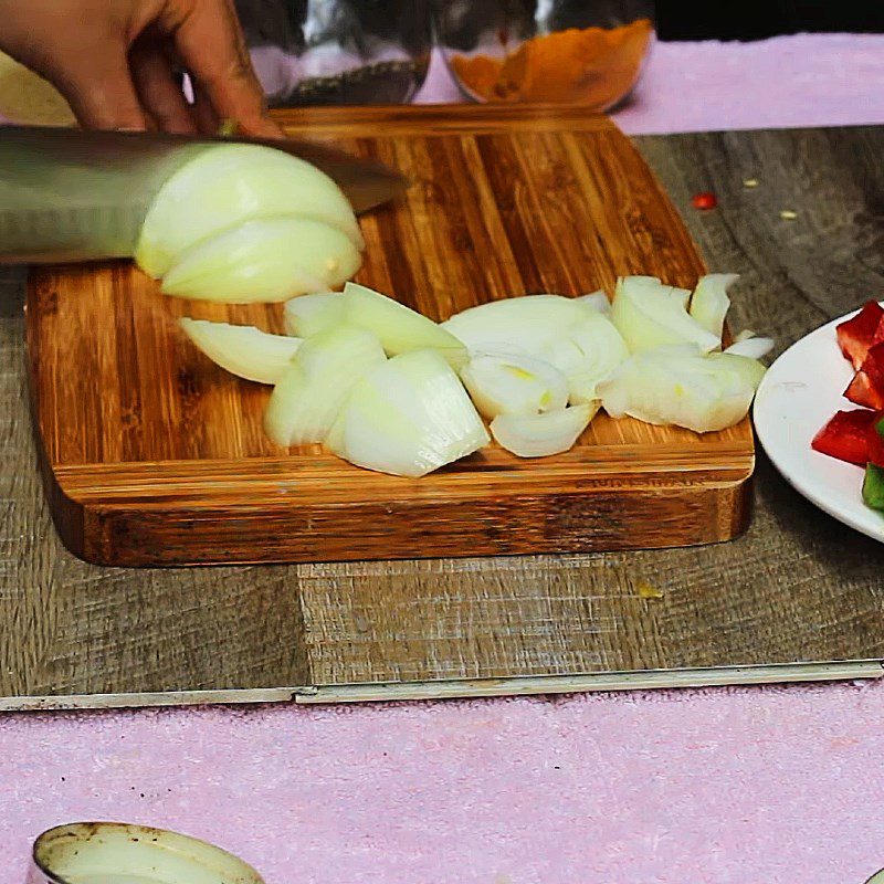 Step 2 Prepare the remaining ingredients Stir-fried pork with bell peppers and onions