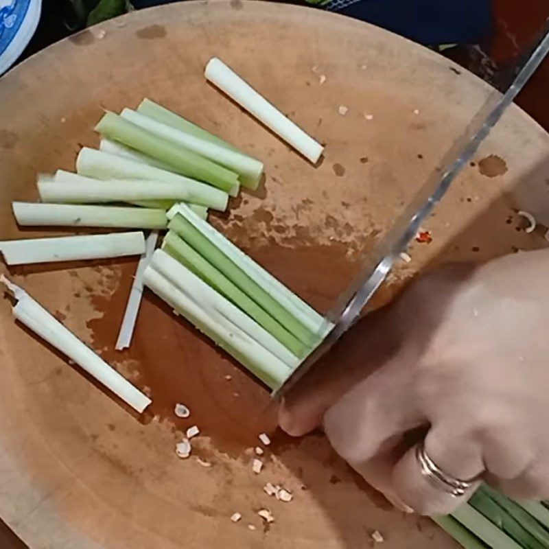 Step 2 Prepare the remaining ingredients Simple steamed oyster mushrooms with lemongrass