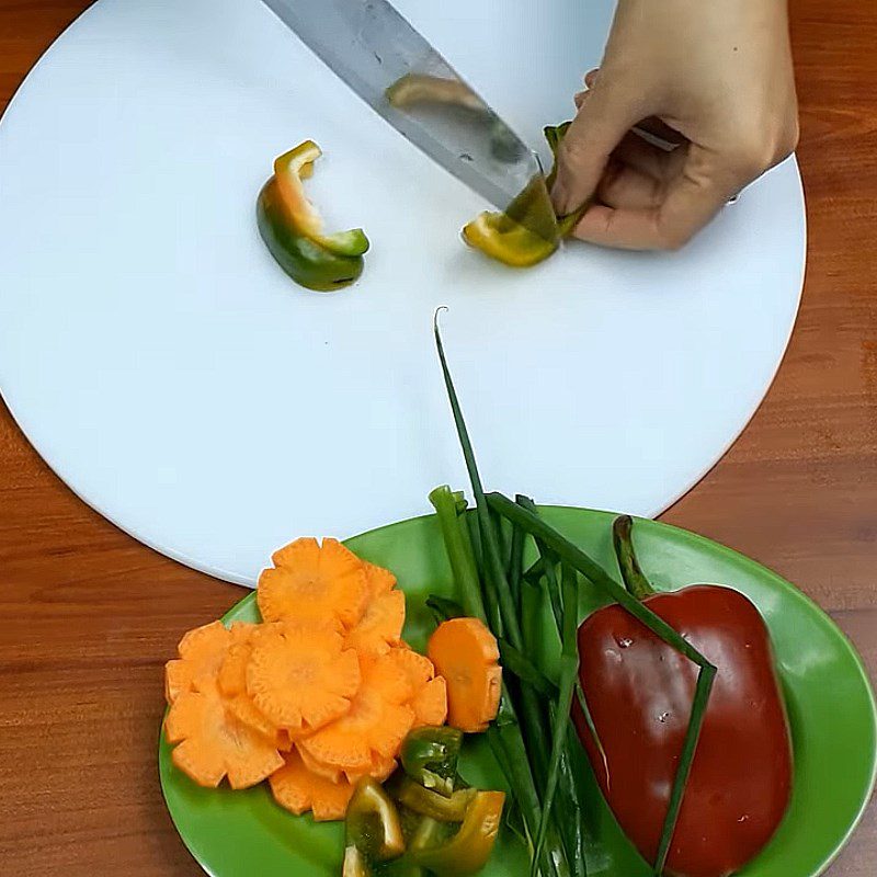 Step 2 Prepare the remaining ingredients Stir-fried pork with bell peppers and carrots