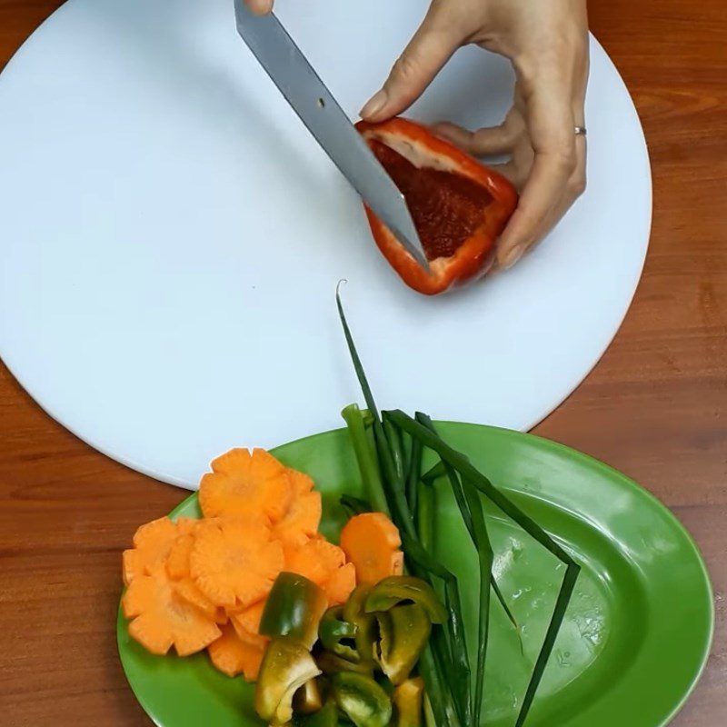 Step 2 Prepare the remaining ingredients Stir-fried pork with bell peppers and carrots