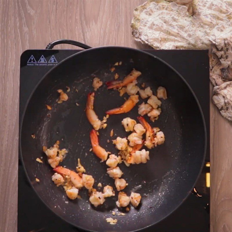 Step 2 Stir-fry the shrimp for Shrimp with Tomato Sauce