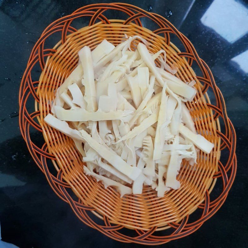 Step 2 Prepare other ingredients Stir-fried bamboo shoots with pork belly