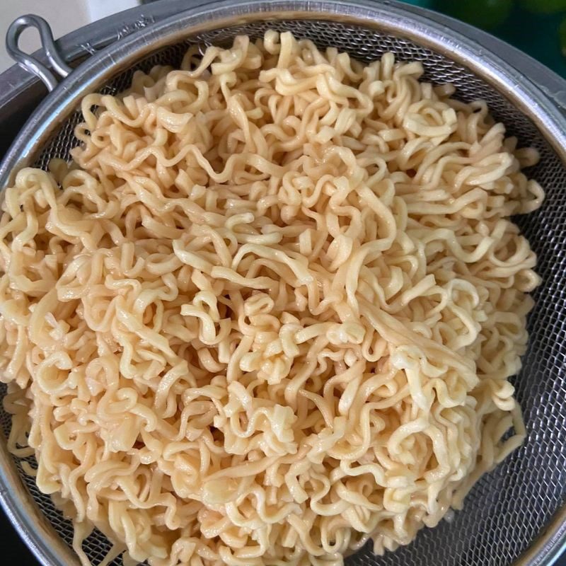 Step 2 Prepare other ingredients for Stir-fried noodles with squid and shrimp