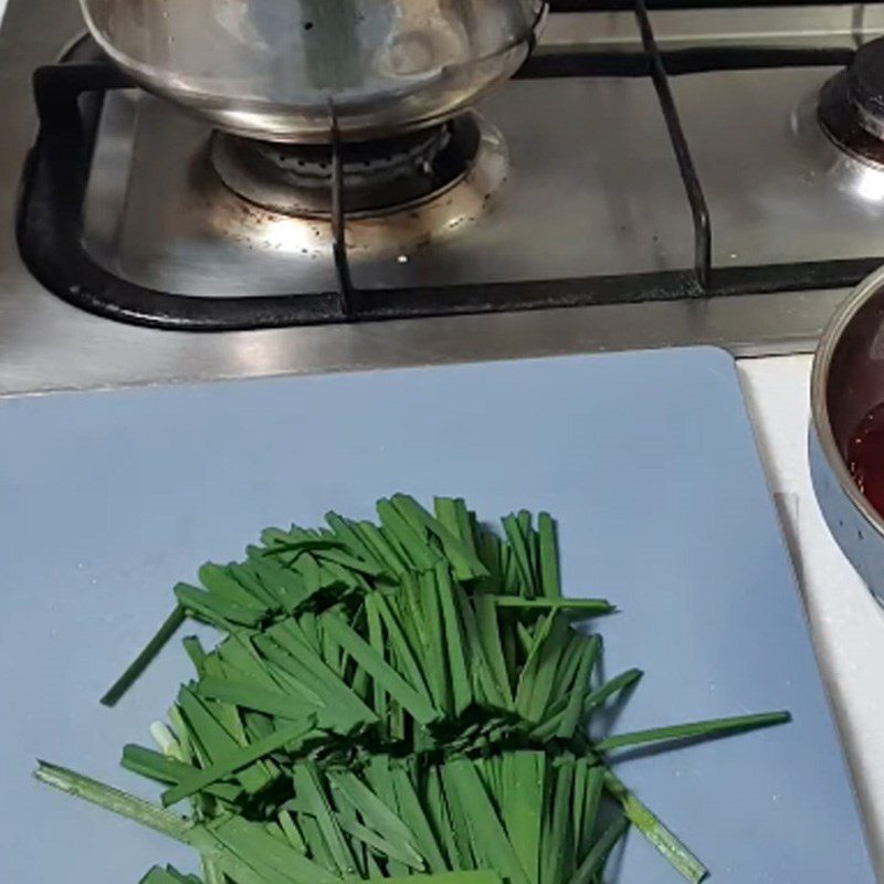 Step 2 Prepare the other ingredients for Pork Blood Soup with Chives