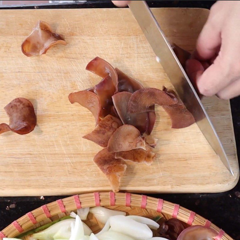 Step 2 Prepare other ingredients for Carp steamed with fermented soybeans and vermicelli