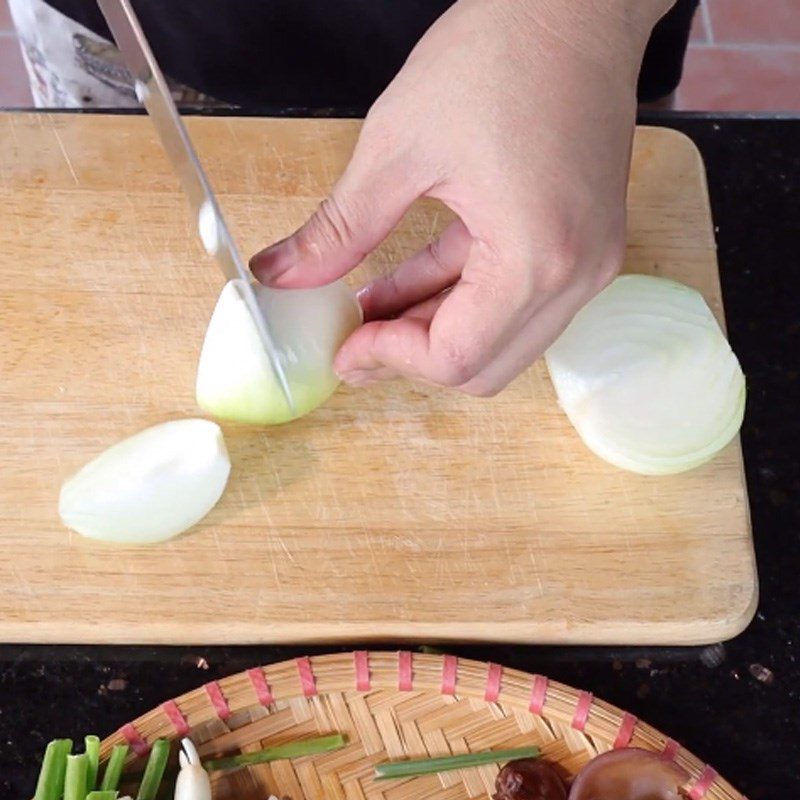 Step 2 Prepare other ingredients for Carp steamed with fermented soybeans and vermicelli