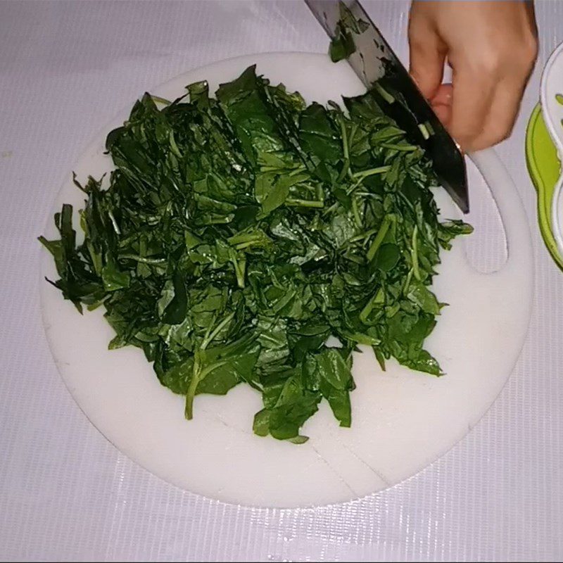 Step 2 Prepare other ingredients for the soup with water spinach