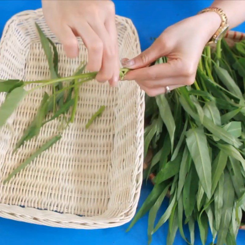 Step 2 Prepare other ingredients Stir-fried squid with water spinach and dried shrimp