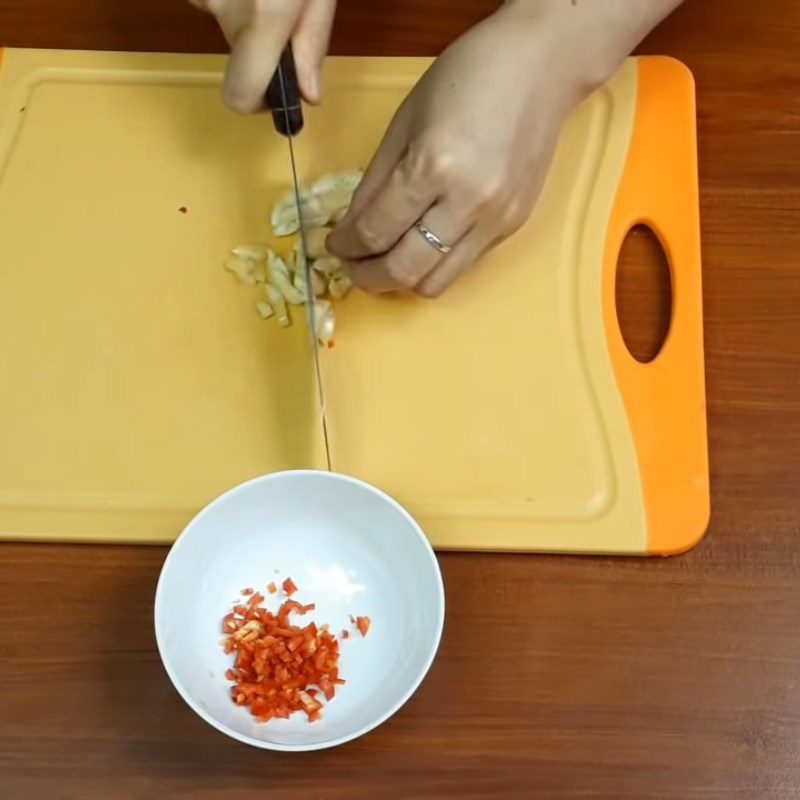 Step 2 Prepare other ingredients Fried ribs with garlic and chili