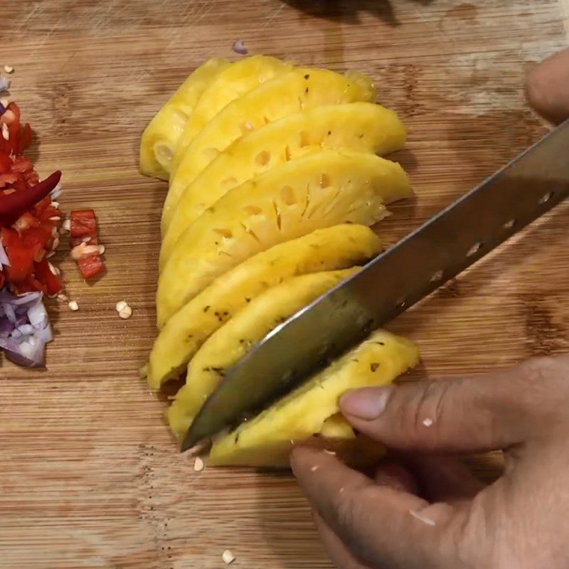 Step 2 Prepare other ingredients Pomelo fish braised with pineapple