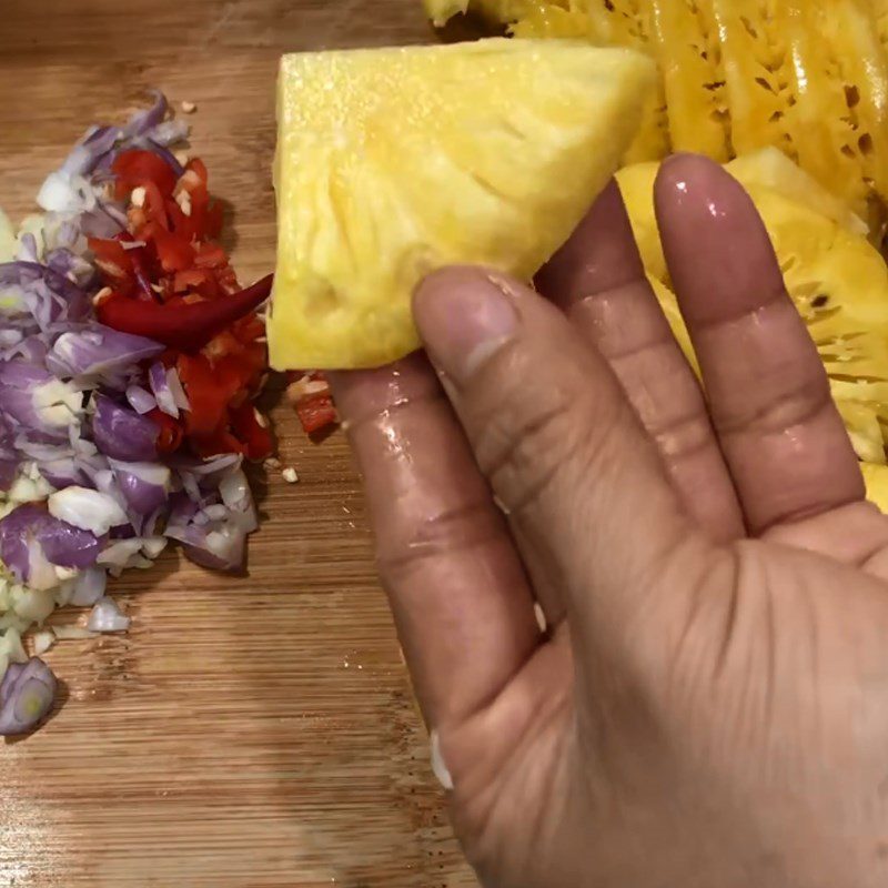 Step 2 Prepare other ingredients Pomelo fish braised with pineapple