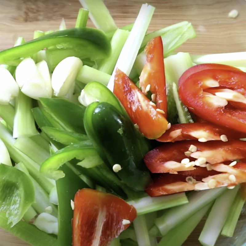 Step 2 Prepare other ingredients Stir-fried celery with pork