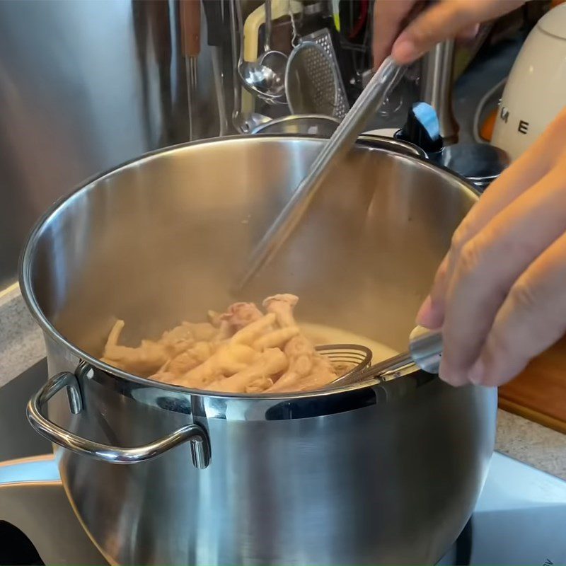 Step 3 Simmer the broth Abalone soup with pork ribs and winter melon