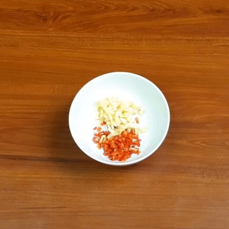 Step 2 Prepare other ingredients Fried ribs with garlic and chili