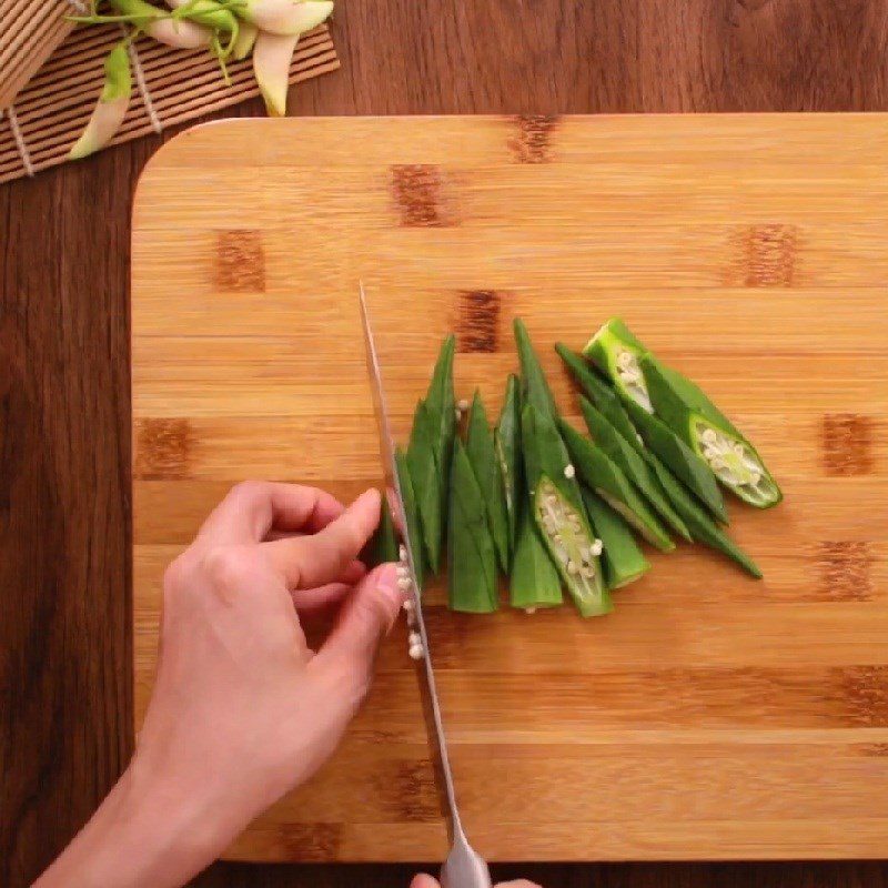 Step 2 Prepare other ingredients Sour fish soup with lotus flowers