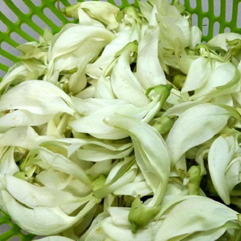 Step 2 Prepare other ingredients Sour fish soup with lotus flowers