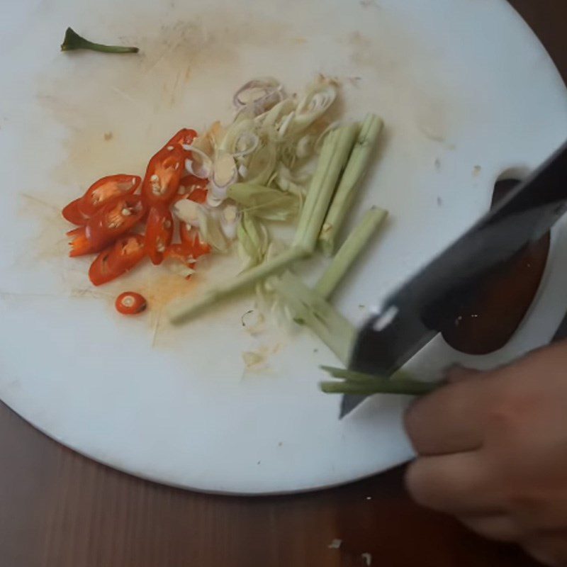 Step 2 Prepare other ingredients Goat meat stir-fried with lemongrass and chili