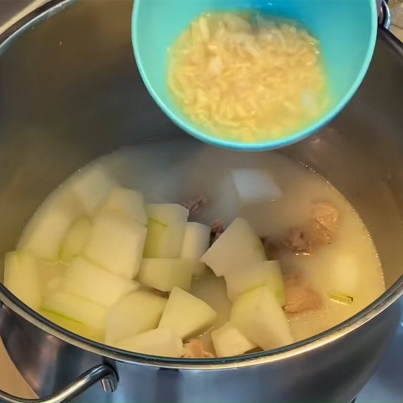 Step 3 Simmer the broth for abalone soup with pork ribs and wax gourd