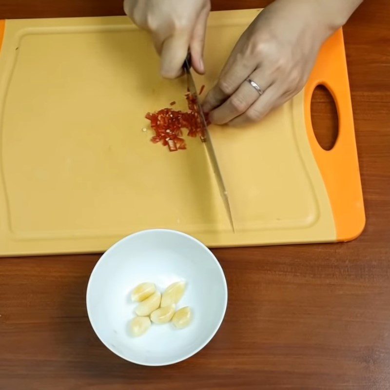 Step 2 Prepare other ingredients Fried ribs with garlic and chili