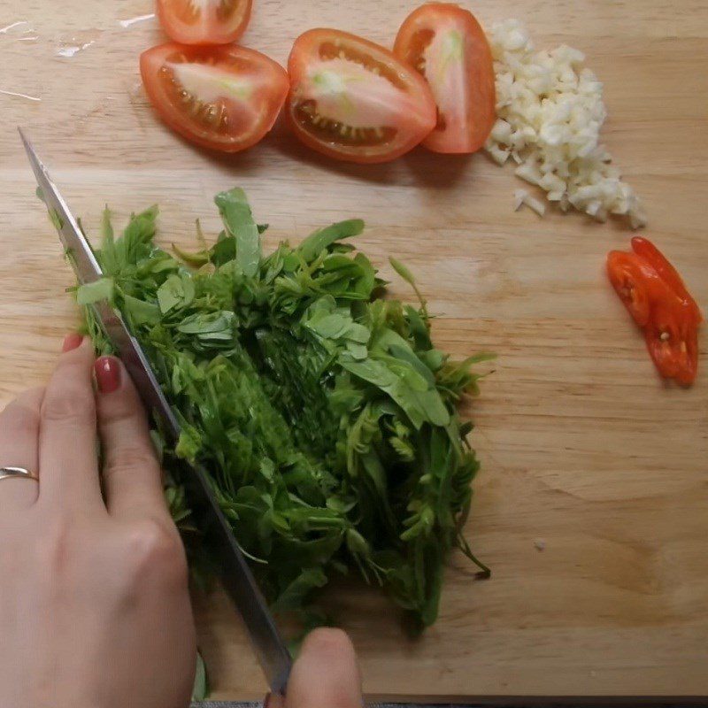 Step 2 Prepare other ingredients for Sour Frog Soup with Young Tamarind Leaves