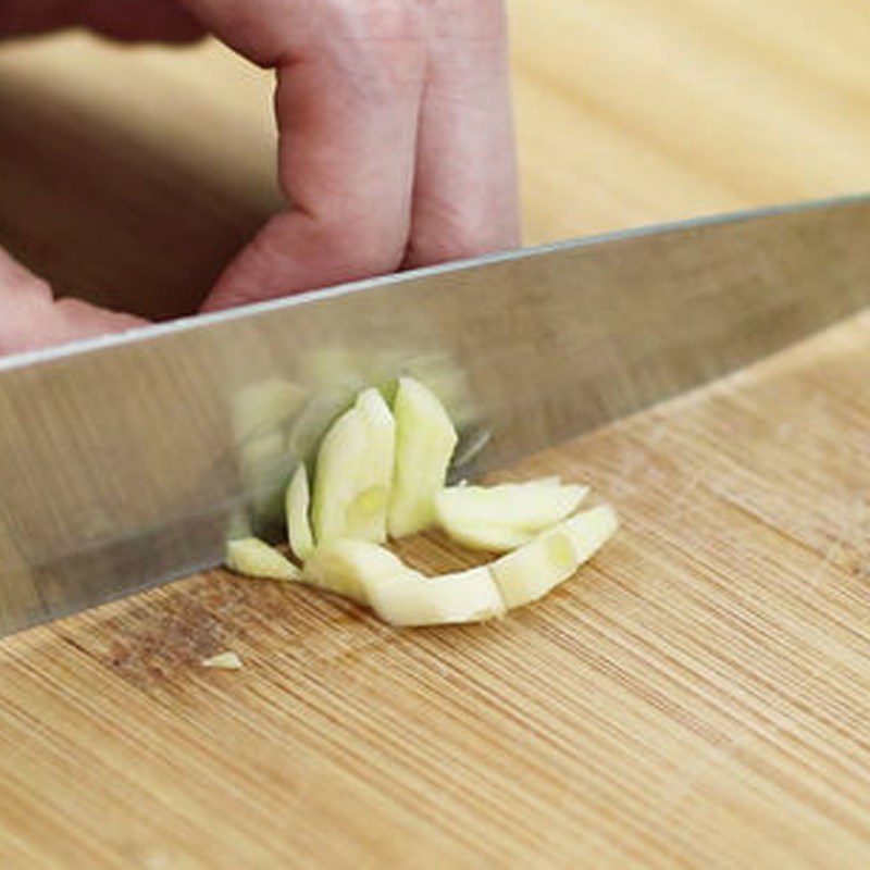 Step 2 Prepare other ingredients Stir-fried frog with onion