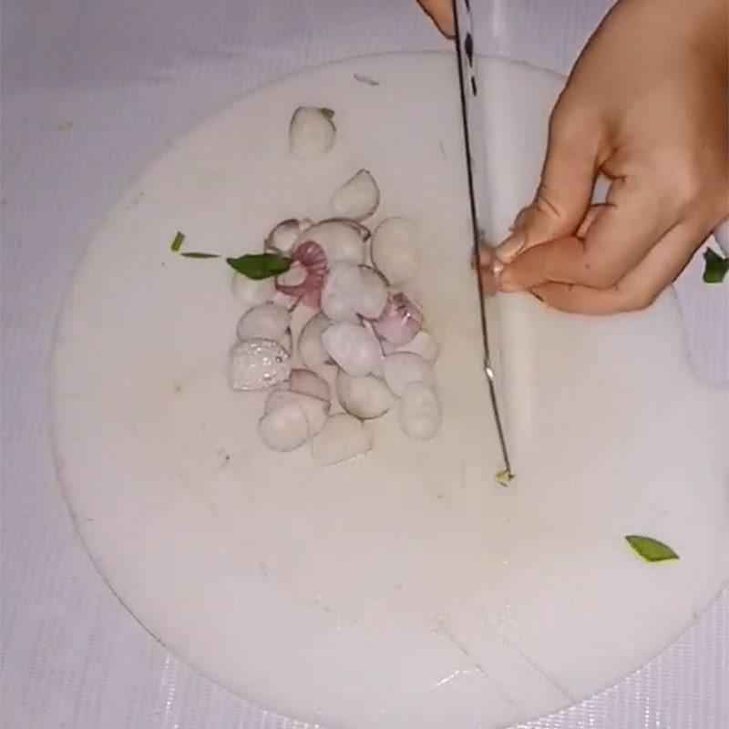 Step 2 Prepare other ingredients for the soup with water spinach