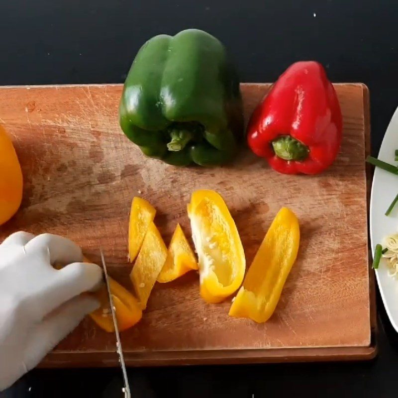 Step 3 Prepare other ingredients Stir-fried goat ribs with bell pepper