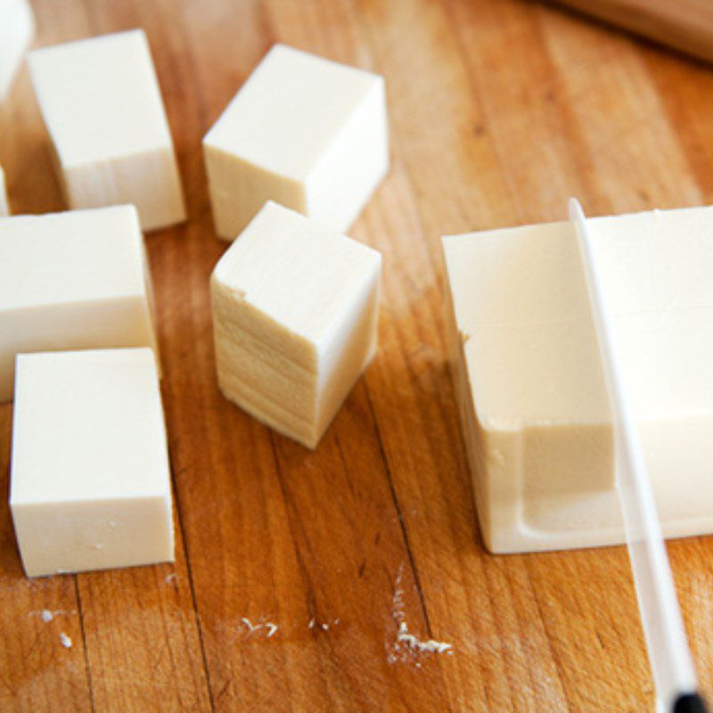 Step 2 Prepare other ingredients Soft tofu with enoki mushroom sauce, chicken thigh mushroom