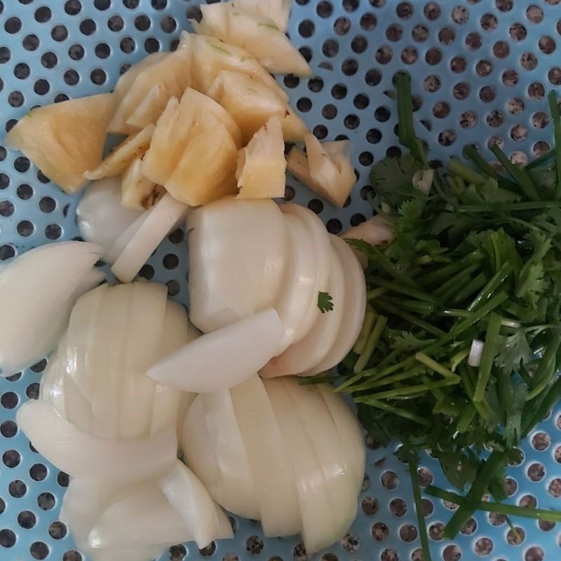 Step 2 Prepare other ingredients Squid stir-fried with pineapple and onion