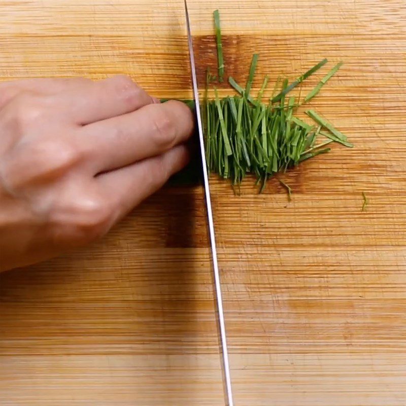 Step 3 Prepare other ingredients for crispy pork belly with Thai fish sauce