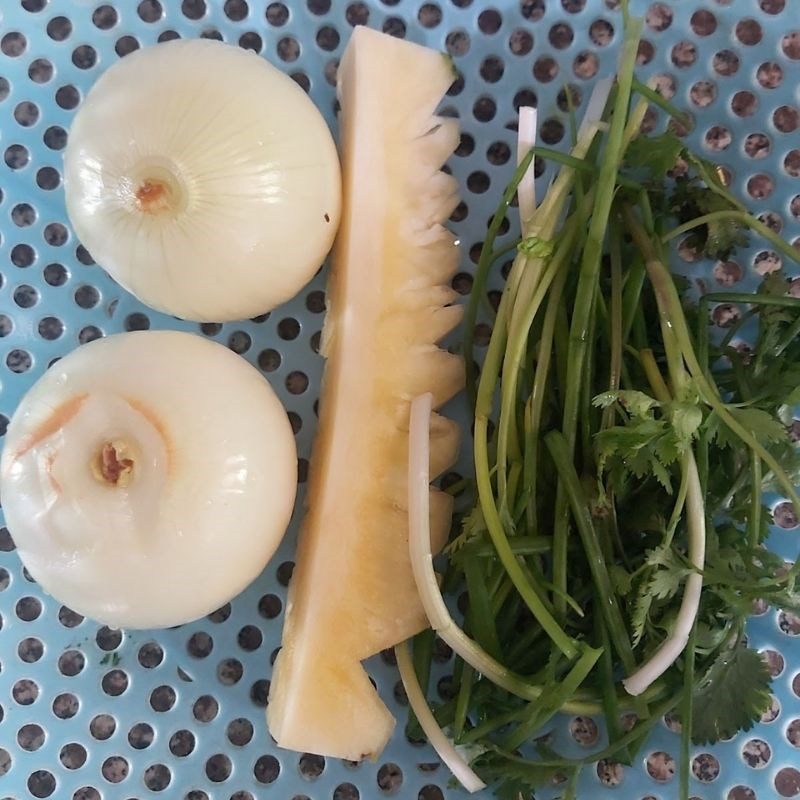 Step 2 Prepare the other ingredients Squid stir-fried with pineapple and onion