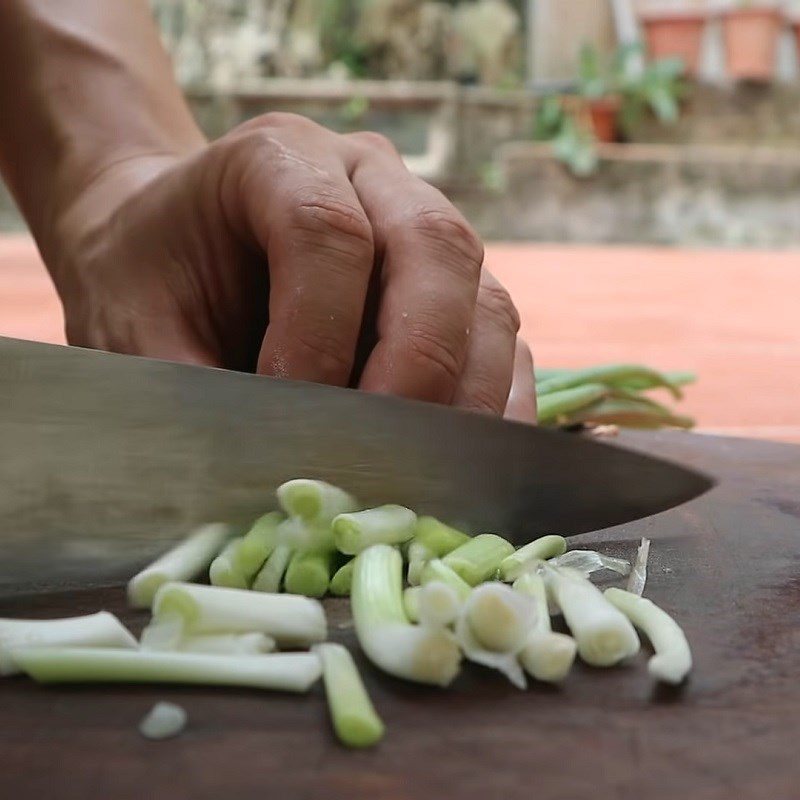 Step 2 Prepare other ingredients for stir-fried pigeon with gourd