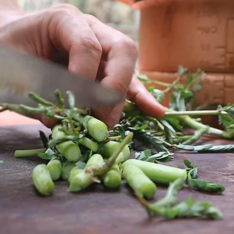 Step 2 Prepare other ingredients for stir-fried pigeon with gourd