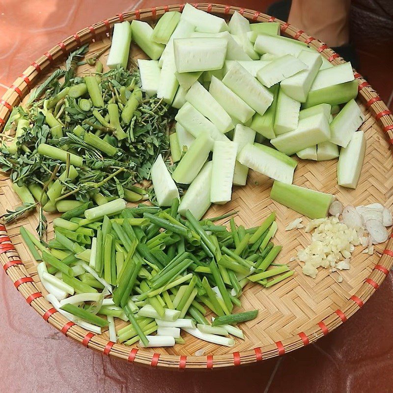 Step 2 Prepare other ingredients for stir-fried pigeon with gourd