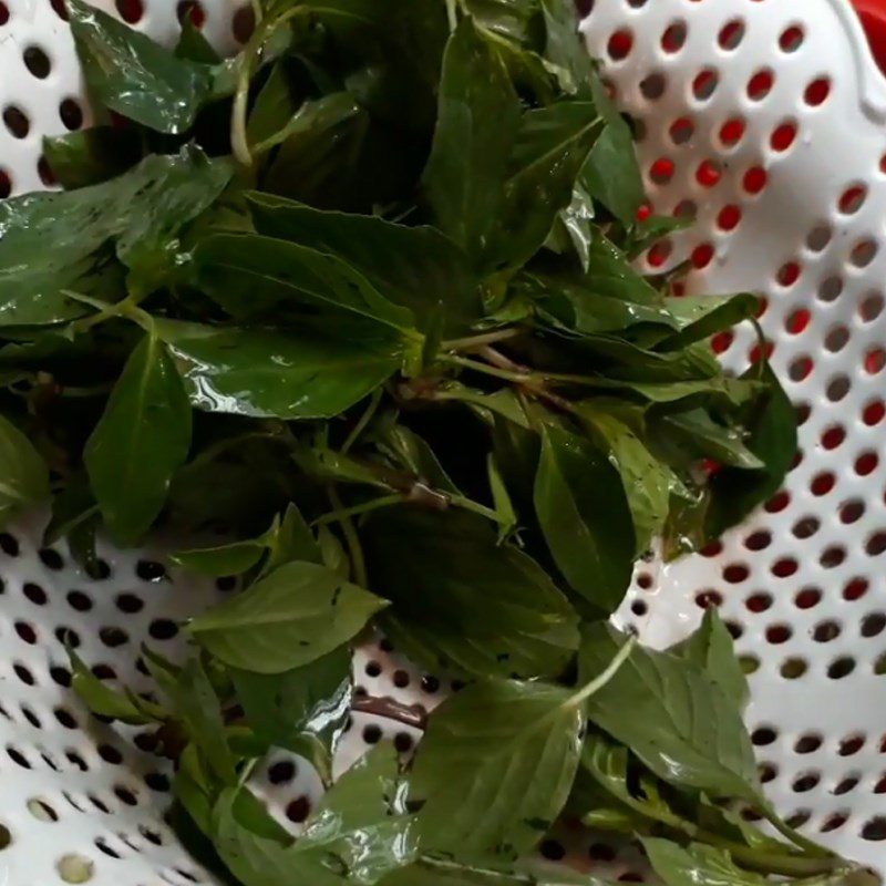 Step 2 Prepare other ingredients for sour stingray soup cooked with fermented rice