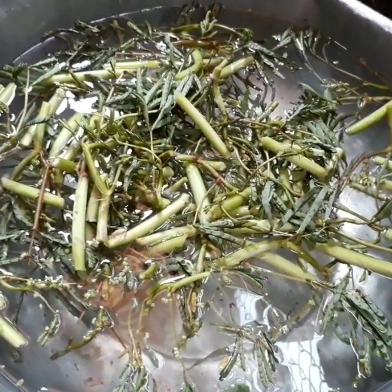 Step 2 Prepare other ingredients for sour stingray soup cooked with fermented rice