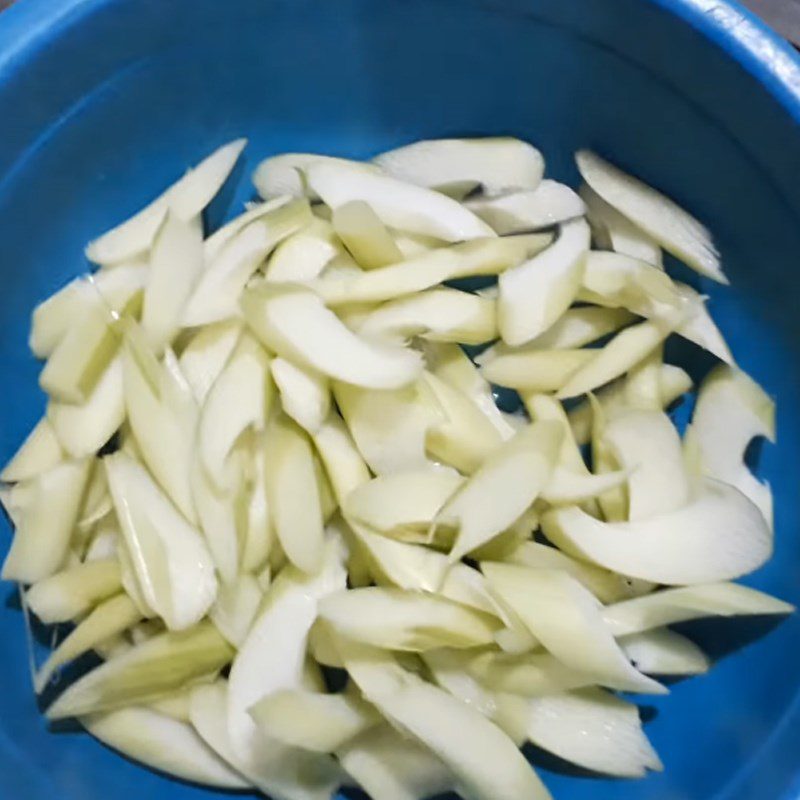 Step 2 Prepare other ingredients for Sour Stingray Soup with Young Tamarind Leaves