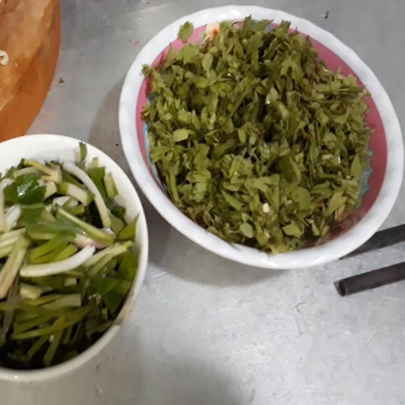 Step 2 Prepare other ingredients for Sour Stingray Soup with Young Tamarind Leaves