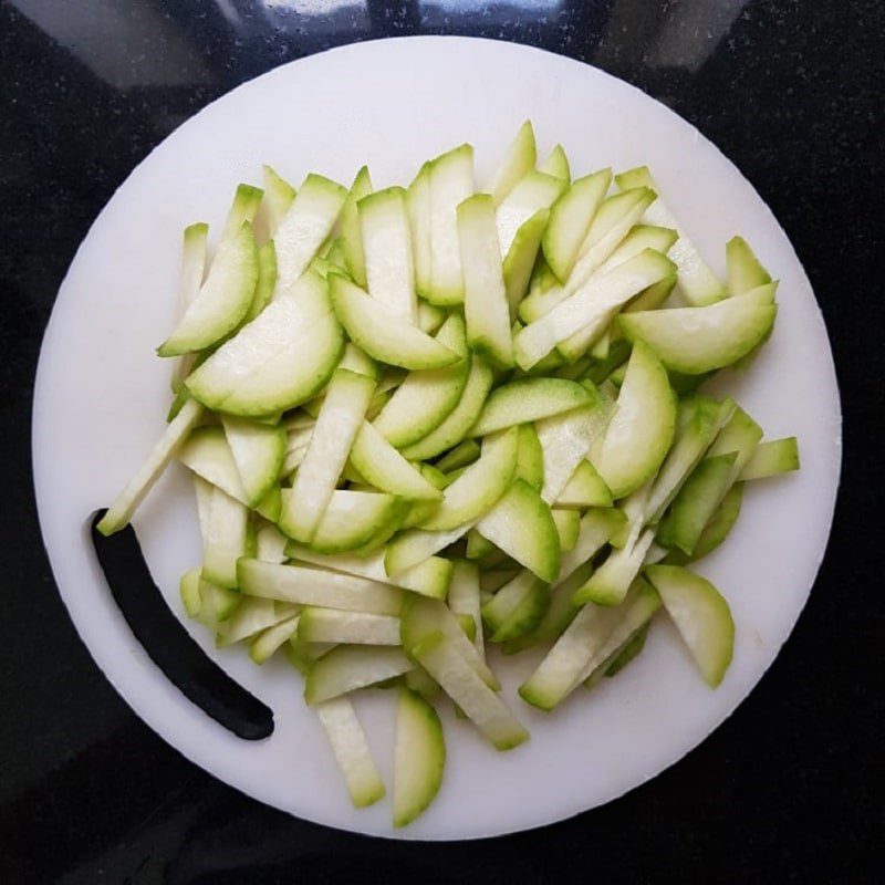 Step 2 Prepare other ingredients for the gourd beef soup