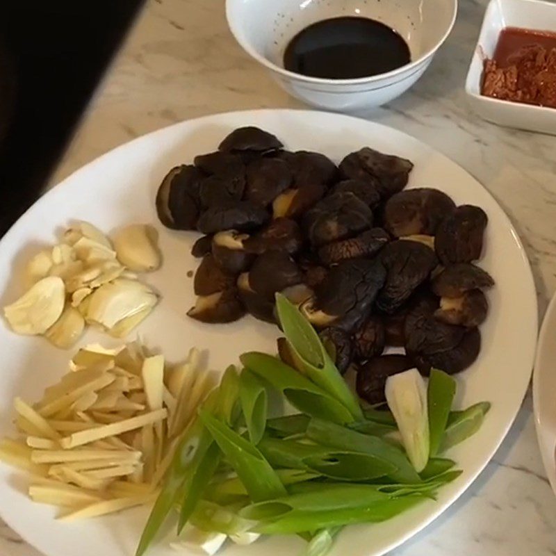 Step 2 Prepare other ingredients Duck cooked with mushrooms