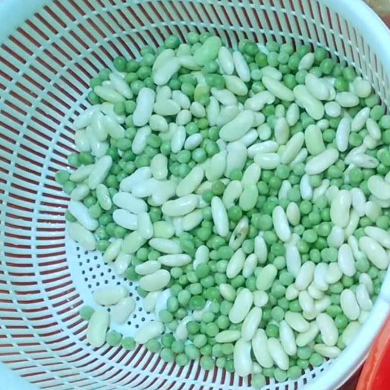 Step 2 Prepare other ingredients Chicken cooked with white beans and green peas