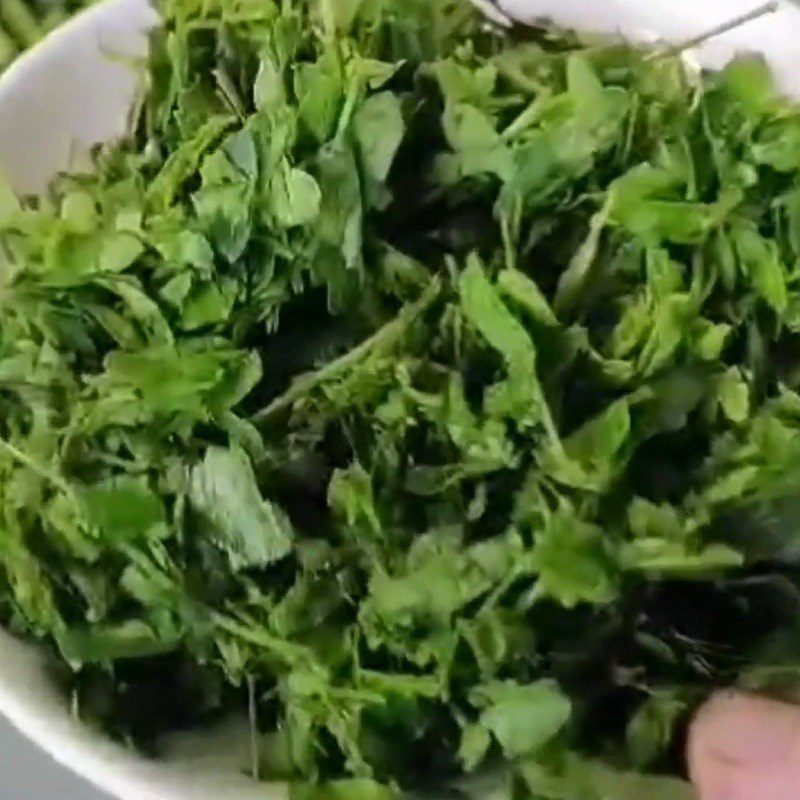 Step 2 Prepare the other ingredients for sour fish soup with tamarind leaves