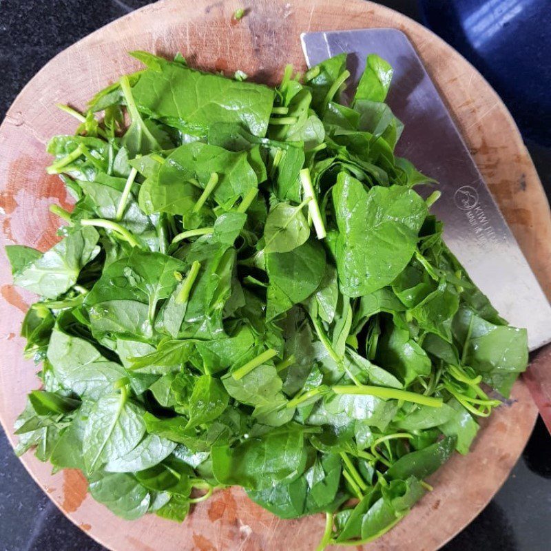 Step 2 Prepare other ingredients for fresh water crab soup with Malabar spinach