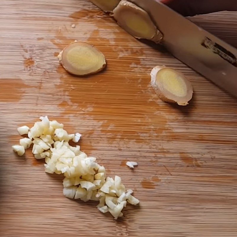 Step 2 Prepare the other ingredients for stir-fried basa fish stomach with onions