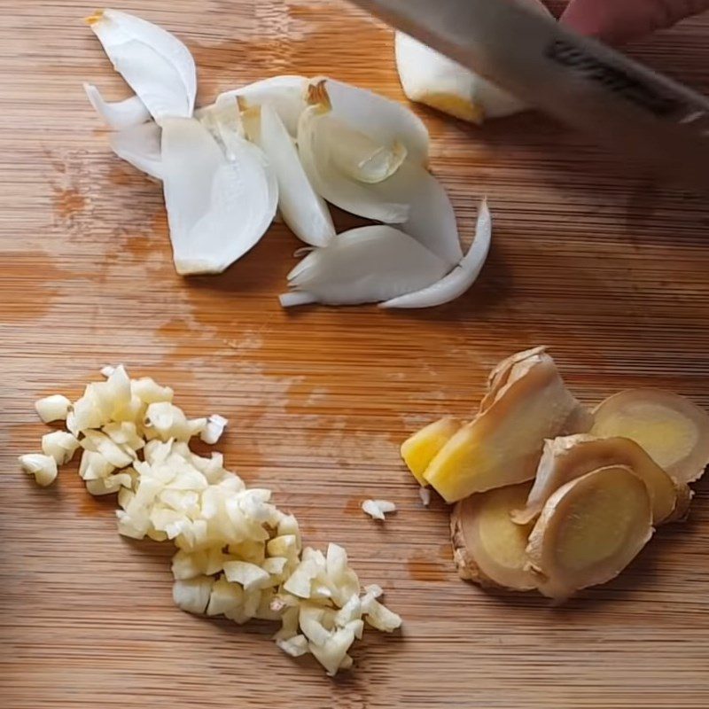 Step 2 Prepare other ingredients Fish stomach stir-fried with onion