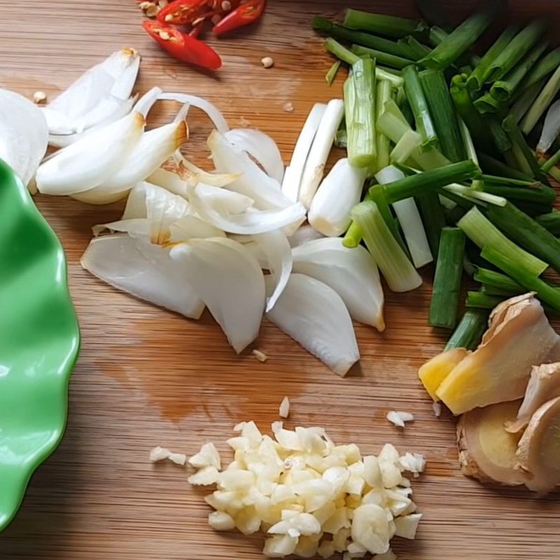 Step 2 Prepare other ingredients Fish stomach stir-fried with onion