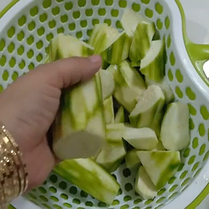 Step 2 Prepare the other ingredients Stir-fried pangasius fish stomach with loofah