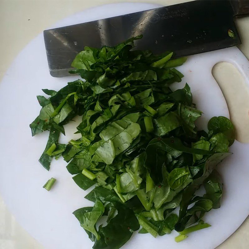 Step 2 Prepare other ingredients for clam soup with water spinach and tomatoes