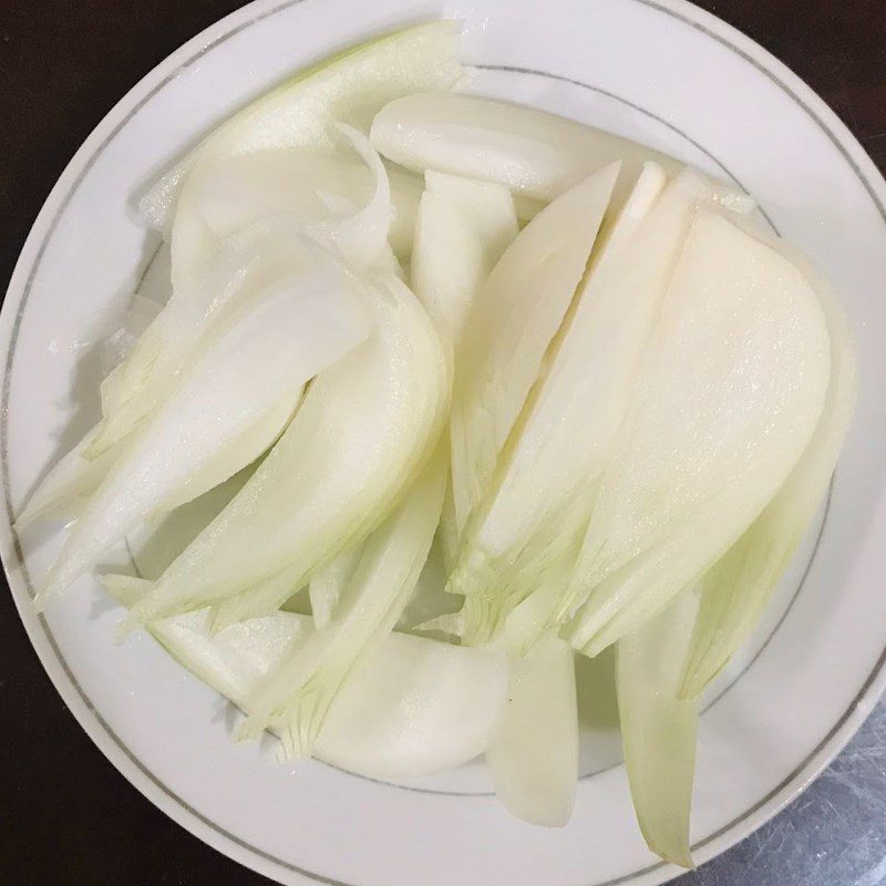 Step 2 Prepare other ingredients Stir-fried squid with celery and onion (Recipe shared by users)